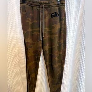Men’s Medium Gap Joggers in camouflage! Front pockets. Comfy in EUC. Bundle!